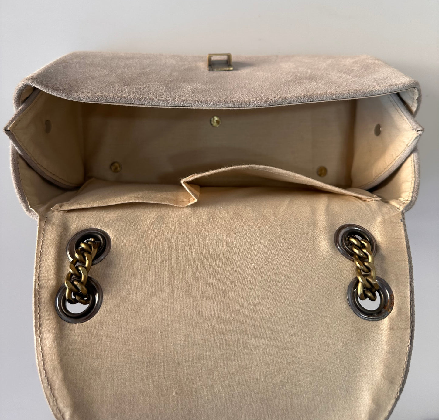 RETRO TARZ HAKİKİ DERİ AÇIK GRİ OMUZ ÇANTASI